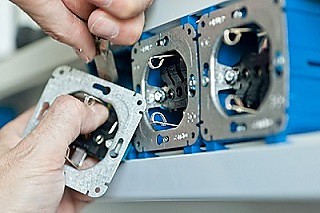 Установка и перенос розеток и выключателей